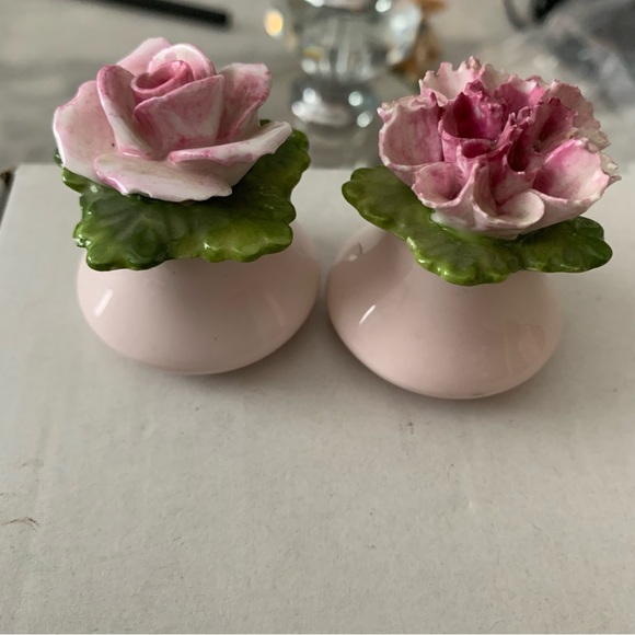 Aynsley English Bone China Mini Salt and Pepper Shakers, Rose and Chrysanthemum - Picture 3 of 4